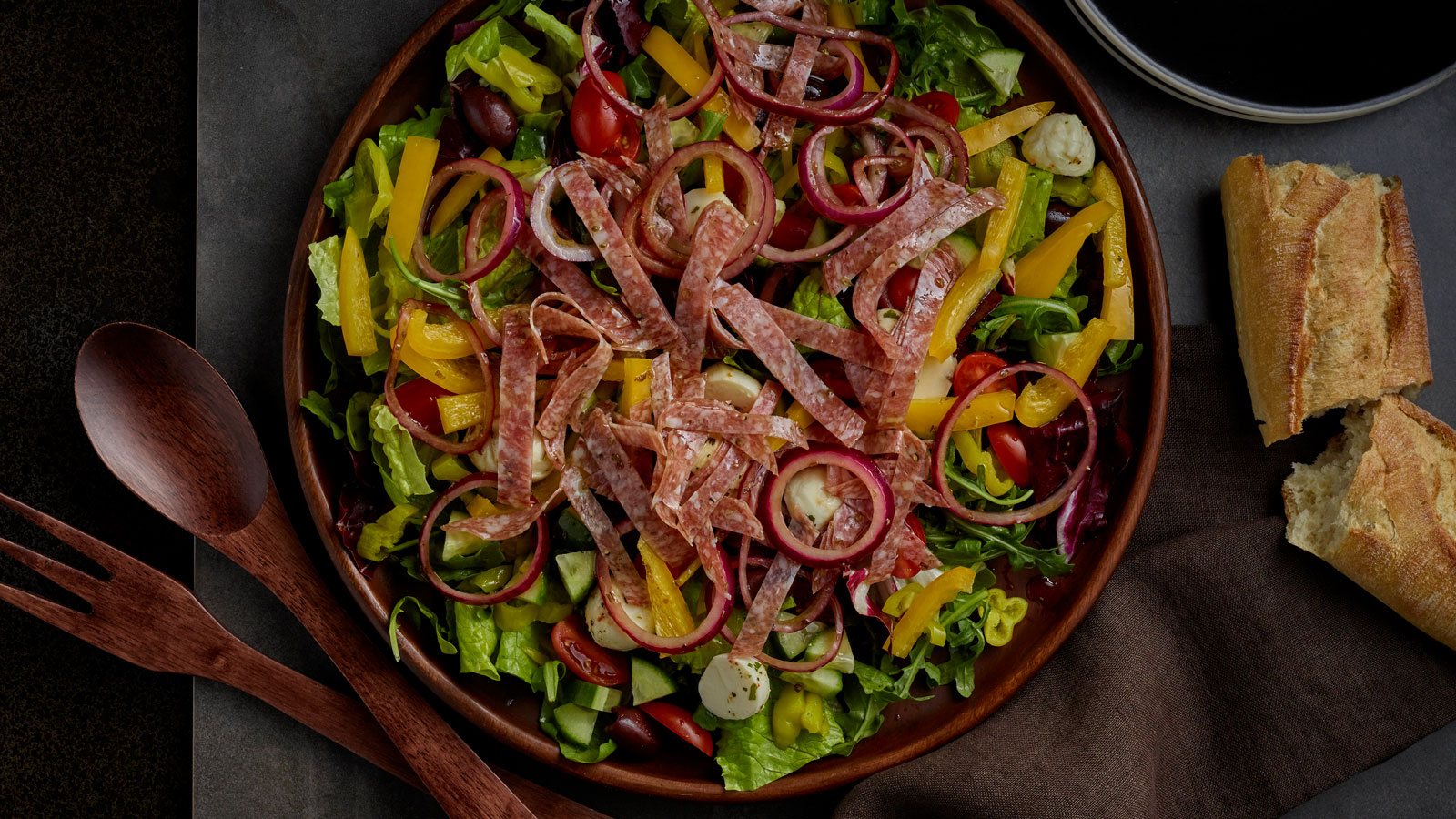 Crafting Antipasto Salad: Charcuterie, Veggies & Make-Ahead Tips
